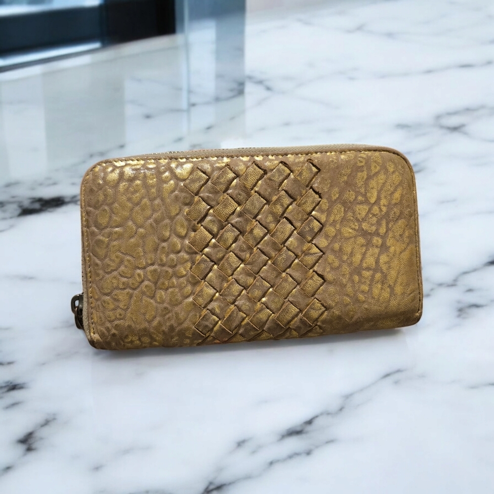 Bottega Veneta wallet in gold and beige grain